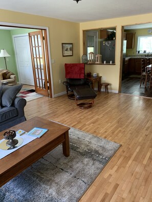 Smart TV, DVD player, books - WELCOME!  Are you looking to get away, to disconnect and relax? Look no further. (Montello)