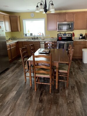 Fridge, microwave, oven, stovetop - WELCOME!  Are you looking to get away, to disconnect and relax? Look no further. (Montello)