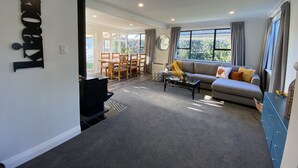 Ein modernes Wohnzimmer mit einer Couch, einem Couchtisch und einem Essbereich.