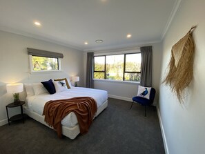 3 bedrooms, iron/ironing board, WiFi, bed sheets - A Taste of Kiwiana close to Event Centres (Middleton)