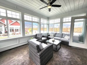 Smart TV, chimenea y oficina 