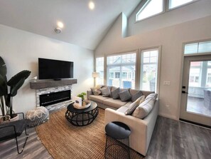 Smart TV, chimenea y tenis de mesa 