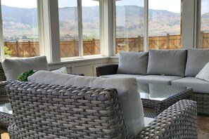 Smart TV, fireplace, offices - White Sand Meadow Cottage by the beach #53 (Osoyoos)