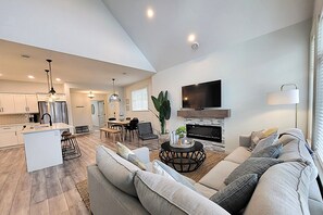 Smart TV, chimenea y oficina 