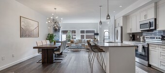 Contemporary Luxury 4 Bedroom House near Downtown