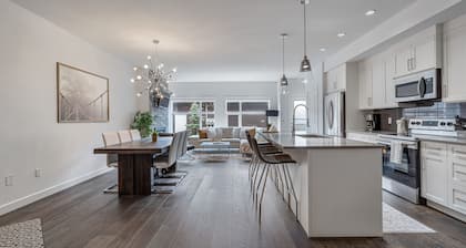 Contemporary Luxury 4 Bedroom House near Downtown