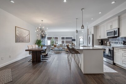 Contemporary Luxury 4 Bedroom House near Downtown