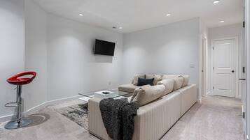 Televisor, llar de foc i videojocs