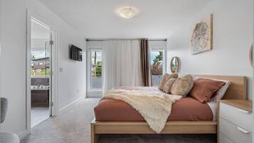 4 bedrooms, desk, iron/ironing board, WiFi