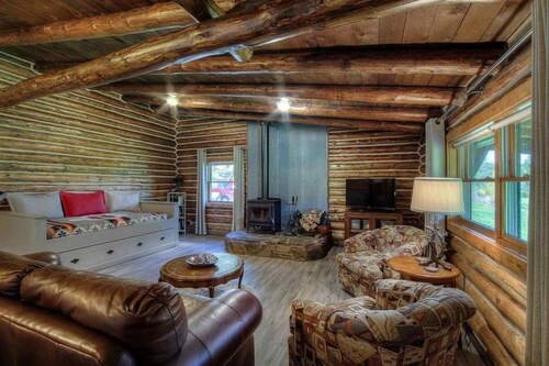 Authentic Black Hills Creekside Cabin