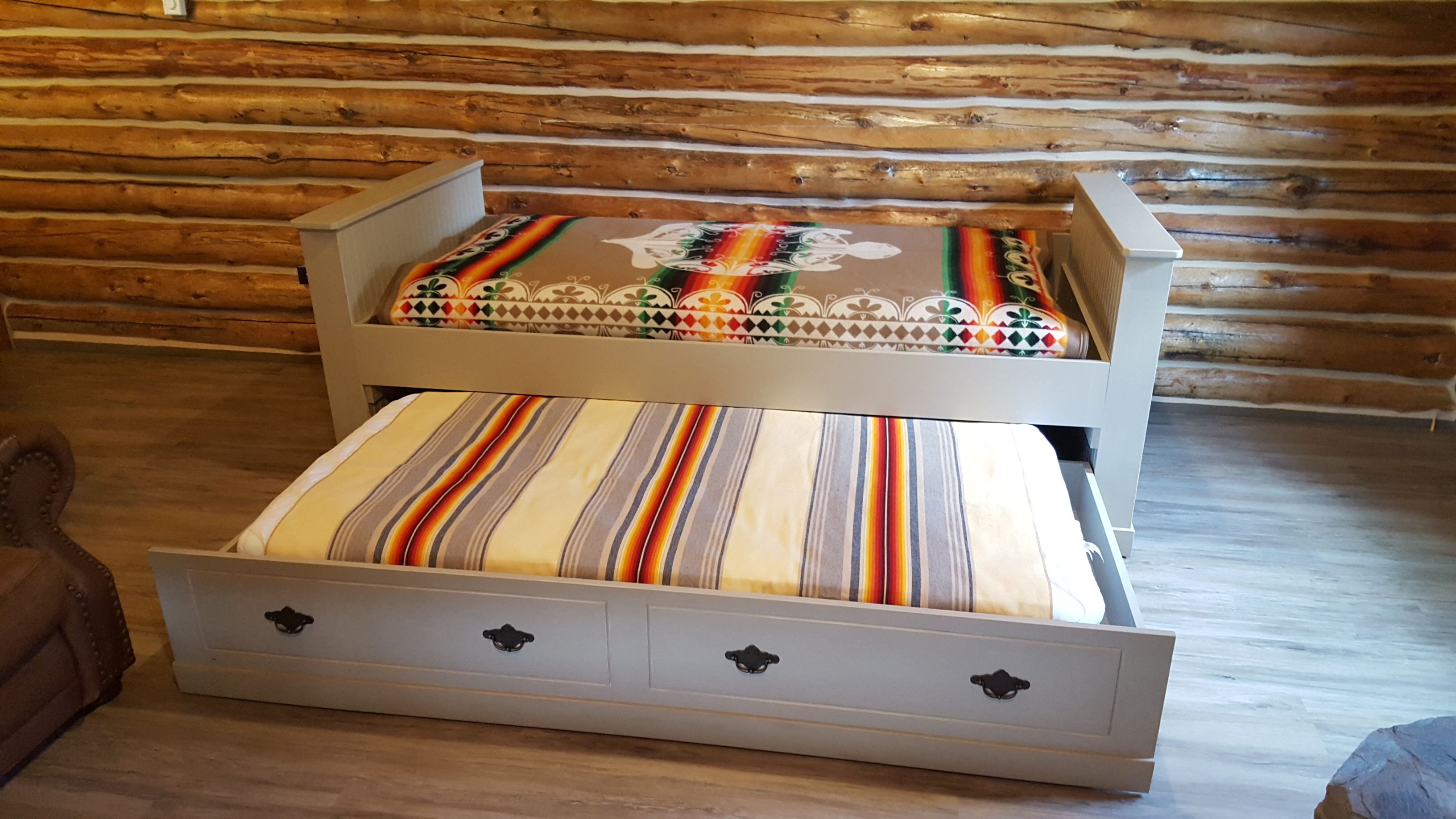 Een stapelbed met een onderbed en een uittreklaar onderin.