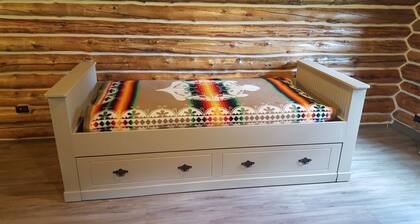 Authentic Black Hills Creekside Cabin