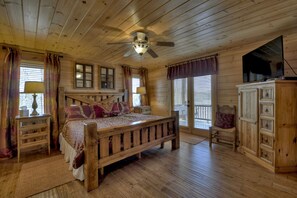 4 bedrooms, desk, iron/ironing board, free WiFi