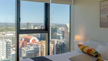 Apartment, 3 Bedrooms, 2 Bathrooms | 2 bilik tidur, ruang kerja komputer riba, kalis bunyi, Wi-fi percuma