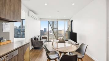 Huoneisto, 2 makuuhuonetta, 2 kylpyhuonetta | Ruokasali