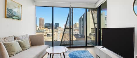 アパートメント 2 ベッドルーム 2 バスルーム | リビング エリア | 55 インチの薄型テレビ (デジタル放送視聴可)、テレビ