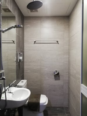 Quarto solteiro luxo | Banheiro | Chuveiro, chuveiro com efeito de chuva, produtos de toalete grátis