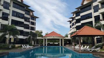 Utomhuspool och solstolar