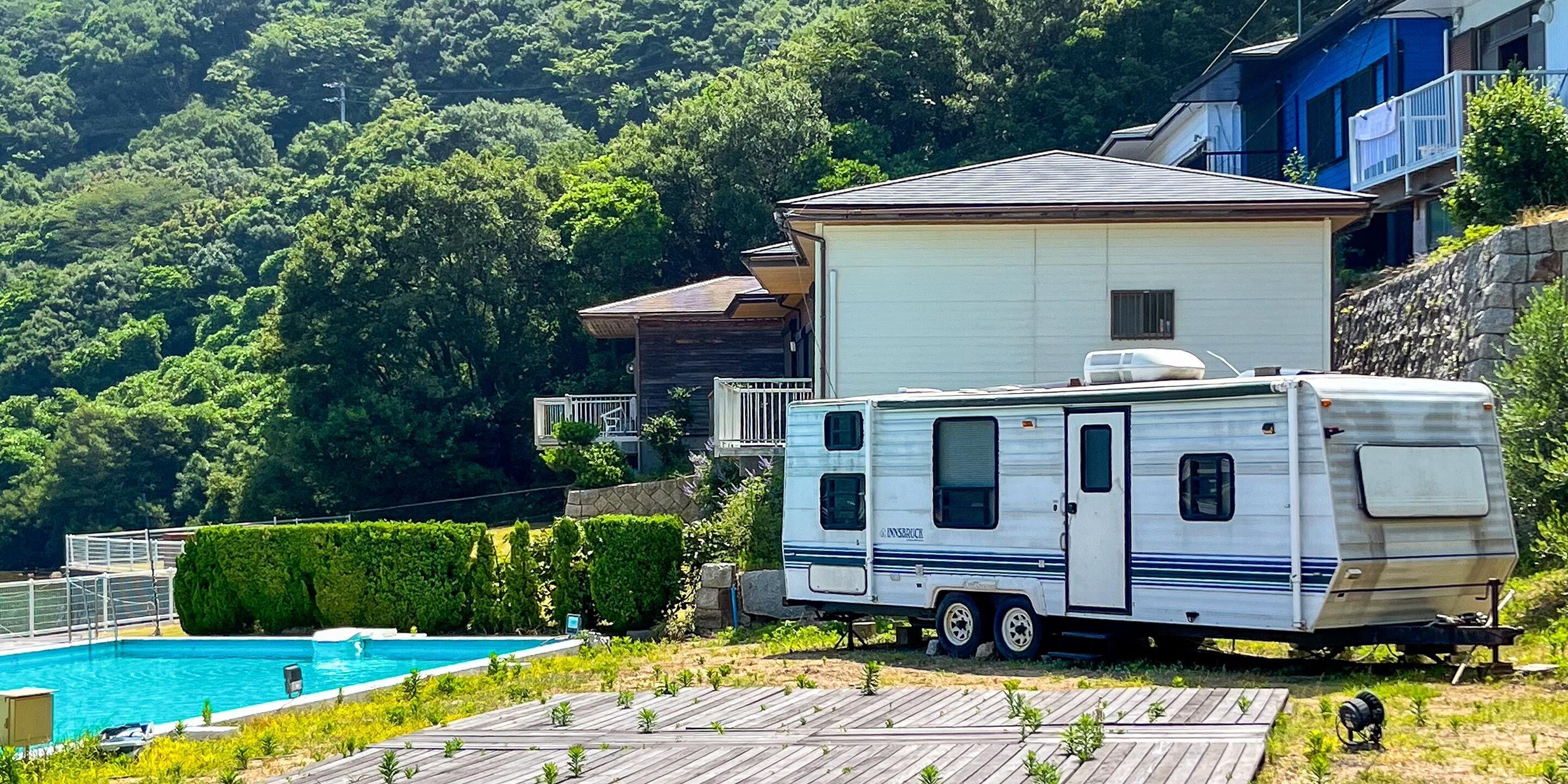 トレーラーハウスA | 客室ごとに異なる装飾、客室ごとに異なるインテリア、デスク、ベッドシーツ