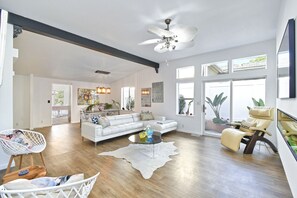 Smart-TV, Kamin, Streaming-Dienste, Arbeitsbereiche