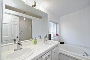 Badewanne, Haartrockner, Handtücher, Seife