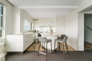 Appartamento Standard, 2 camere da letto | Pasti in camera