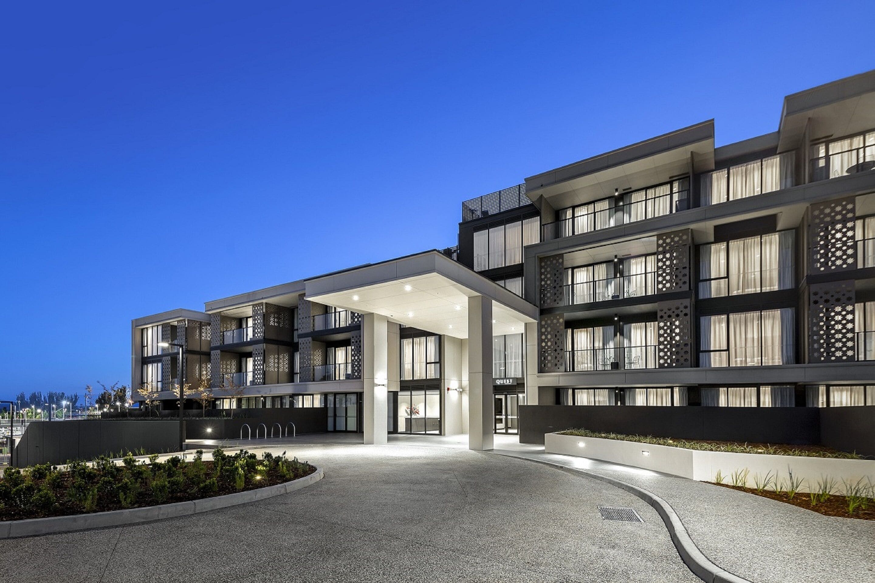 Overnatningsstedets facade – aften/nat