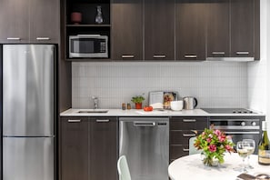 Kühlschrank, Mikrowelle, Herdplatte, Wasserkocher mit Kaffee-/Teezubehör