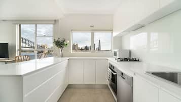 Standard Apartment | Private kitchen | Full-sized fridge, microwave, oven, stovetop