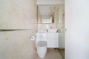 Standard Apartment | Bathroom | Shower, free toiletries, hair dryer, towels - Harbourside 49 (McMahons Point)