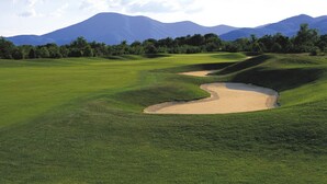 A golf course with a sand bunker and a mountain backdrop. - New construction! 1 BD/2 BA Top of Wintergreen mountain. Sleeps 4, pet-friendly (Roseland)