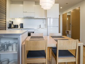 Kühlschrank, Mikrowelle, Geschirrspüler, Kochgeschirr/Geschirr/Besteck