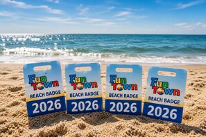 Vier Strandkarten mit 'Fun Town' und '2026', vor einem sandigen Strand und dem Meer im Hintergrund.