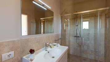 Asciugacapelli, asciugamani, sapone, shampoo