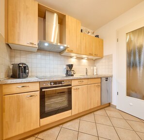 ثلاجة، ميكروويف، فرن، غسالة أطباق