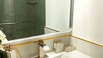 Dusche, Haartrockner, Handtücher, Seife