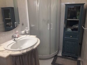 Sèche-cheveux, serviettes fournies, savon, papier toilette