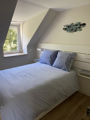 3 bedrooms, desk, soundproofing, iron/ironing board