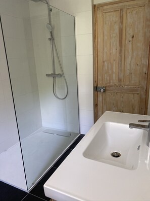 Shower, hair dryer, towels, toilet paper - Newly renovated 80 m2 luxury apartment (Wimereux)
