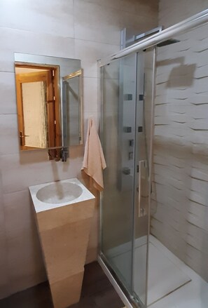 Séchoir à cheveux, serviettes fournies, savon, papier de toilette