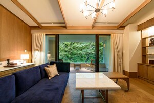 FUFU Luxury Corner Suite, Non Smoking | Premium bedding, minibar, in-room safe, desk