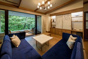 奢华客房, 无烟房 (FUFU, Premium Suite) | 高档床上用品、迷你吧、客房内保险箱、办公桌