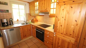 Kühlschrank, Ofen, Geschirrspüler, Wasserkocher mit Kaffee-/Teezubehör