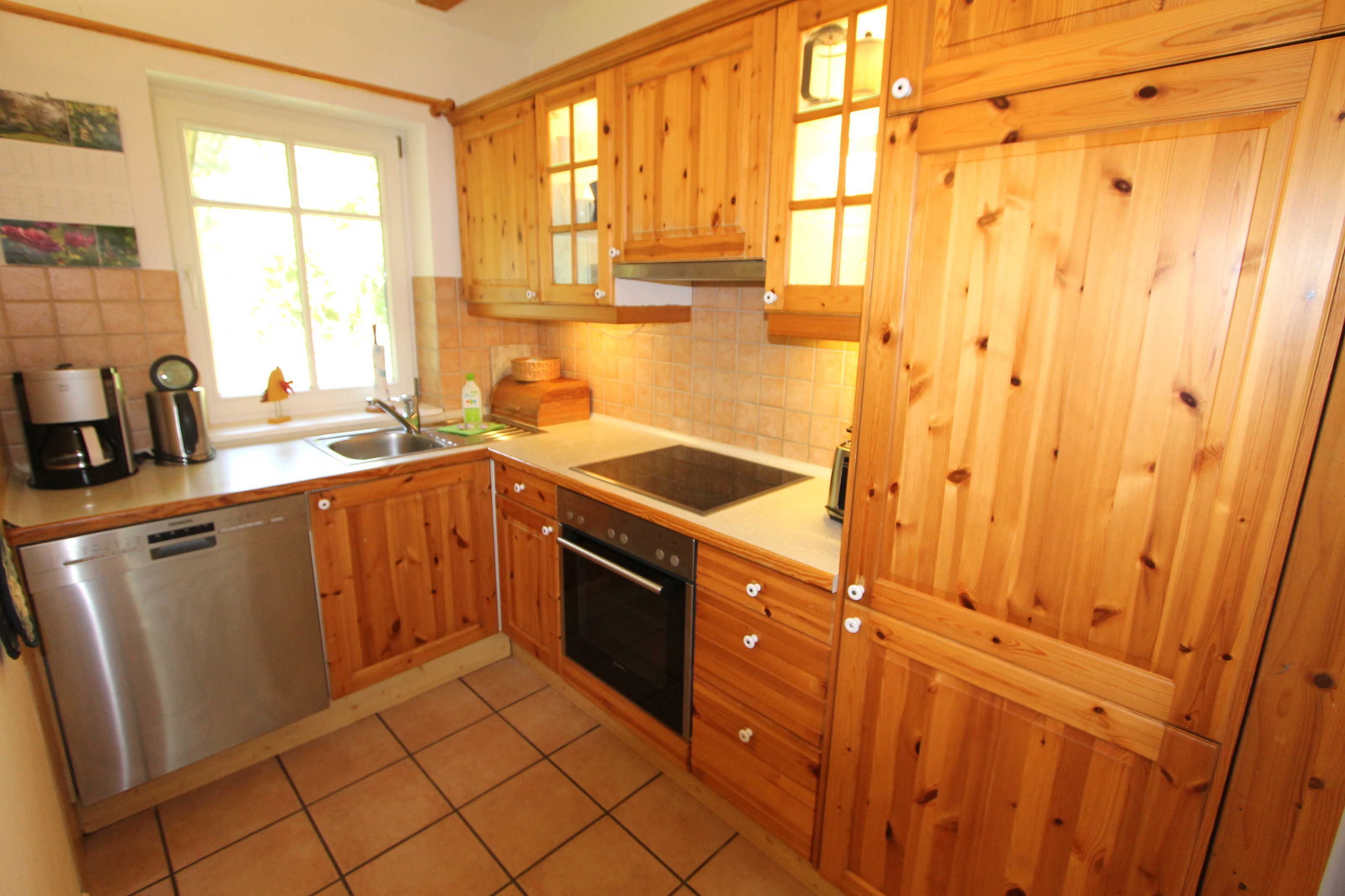 Réfrigérateur, four, lave-vaisselle, cafetière/bouilloire