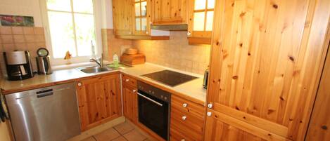 Refrigerador, horno, lavavajillas y cafetera y tetera