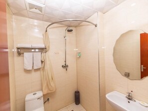 A bathroom with a shower, toilet, sink, and a mirror. - Greentree Inn Chaoyang Coach Station (Chaoyang)