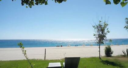 Casa Iorana C: A characteristic and welcoming apartment located right on the beach, with Free WI-FI.