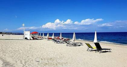 Casa Iorana D: A characteristic and welcoming apartment located right on the beach, with Free WI-FI.
