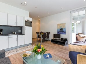 Un espacio habitable moderno con cocina, comedor y zona de estar.