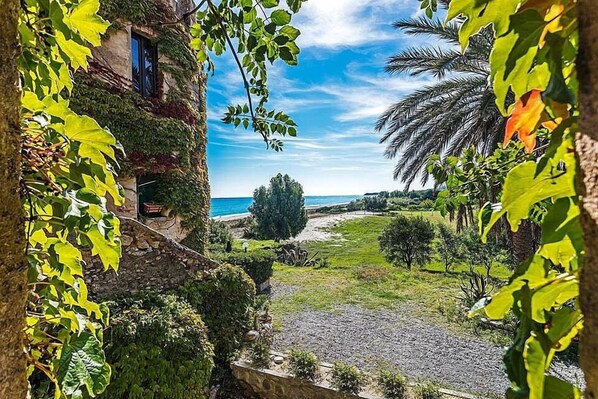Property grounds - Casa Iorana E: A characteristic and welcoming apartment located right on the beach, with Free WI-FI. (Santa Caterina dello Ionio)